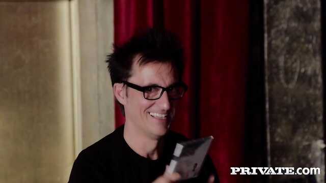 Блондинка в 69: танцует и делает сочный минет