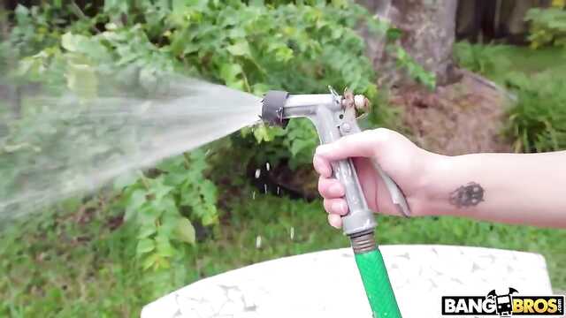 Минет: пацан увидел голую латинку.