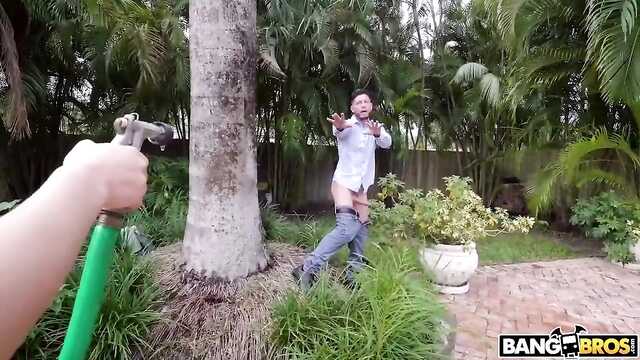 Минет: пацан увидел голую латинку.