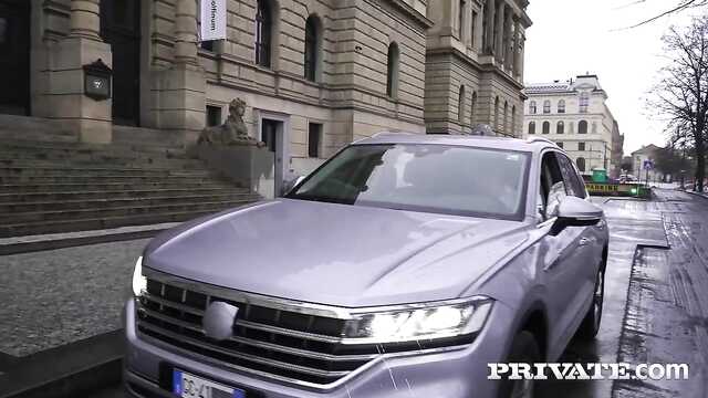 Удачливый Парень Жарит Сексапильными Подругами.