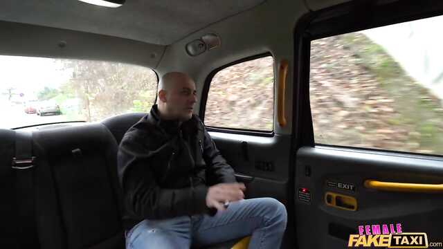 Красотка водит фейк-такси, чтобы ловить женатиков.