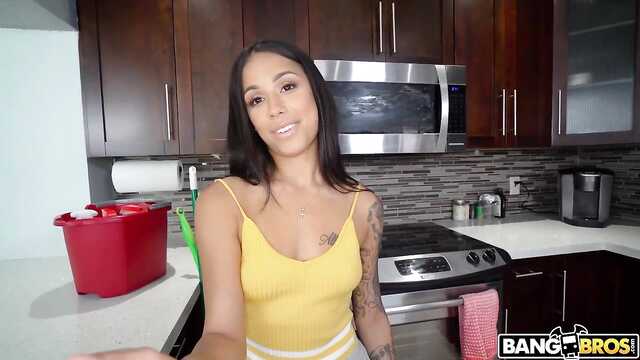 Великолепная горничная: она так хороша, что ее даже можно купить.