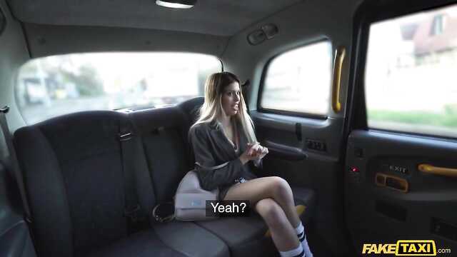 Таксист ласково рассказывает девушке на заднем сиденье.