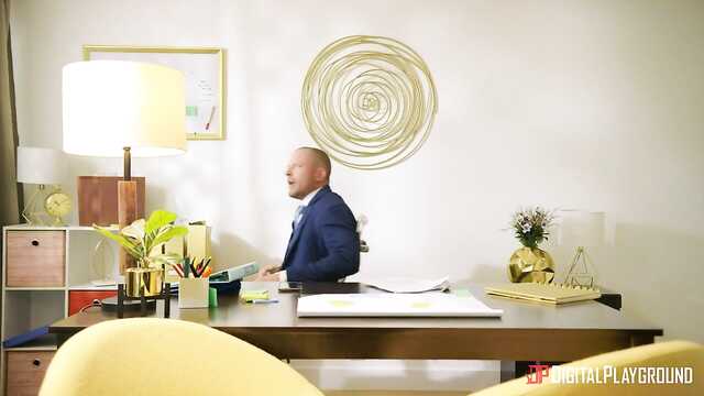 Facet fartit na biurowy seks z luksusową mamuśką