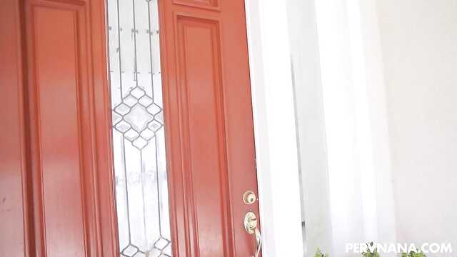 Роскошная тетушка приносит удовольствие молодому парню.