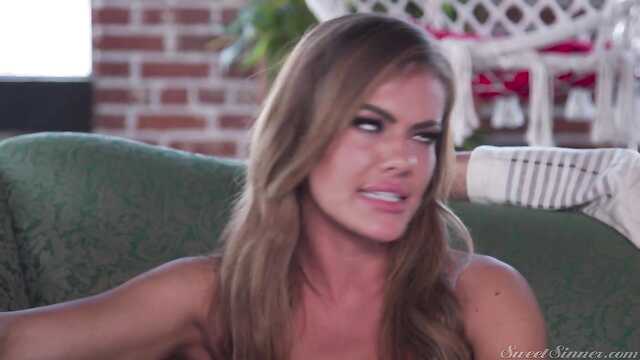 Биксе на кушетке: пошлые позы