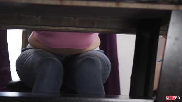 Sedujo a la joven para el sexo, y luego su novio se enganchó