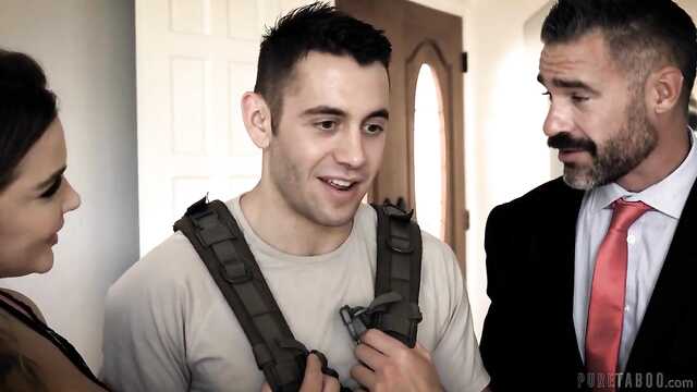 Толстуха яркого темперамента и два члена в дырочках.