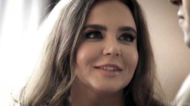 Толстуха яркого темперамента и два члена в дырочках.