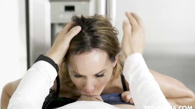 Wdowa powiesiła Duże Melony na młodej jałdzie chłopca