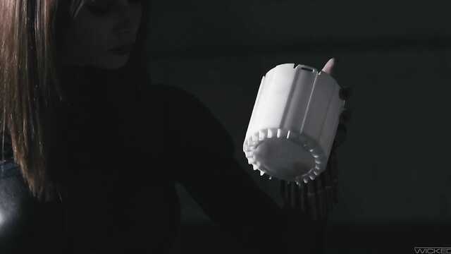 Две героини на членах злодеев: борьба за спасение мира.