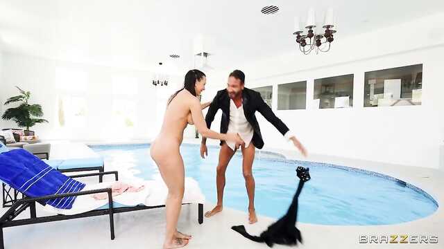 Nie mogła zrezygnować z haju, uprawiając seks przy basenie