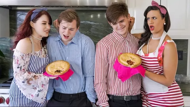 Қыздар пирогтар пісіреді және неке үшін диванда трахаются