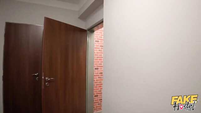 Na ulicy dziki mróz, więc dziewczyna ssie kolorowe członkowie