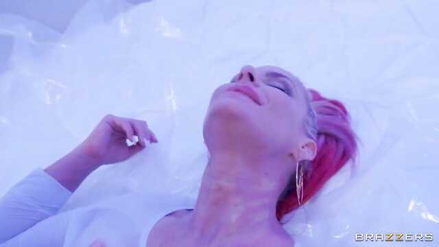 Dojrzała gotowa do odbytu krycia-zanurza tyłek w oleju