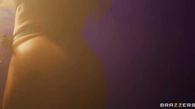 Private dance and daring anal from a glamorous stripper