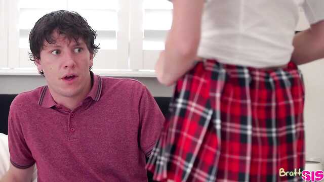 Студентка заводит парня на трах.