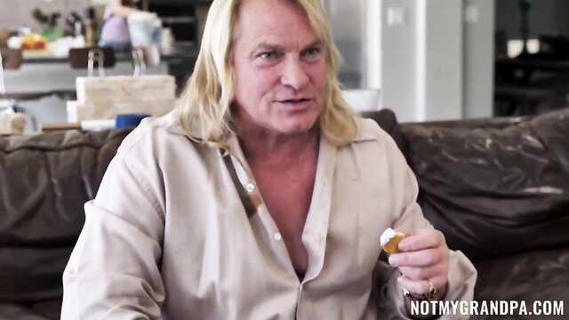 Jeune fille en bas passionnément baise mature oncle équitation