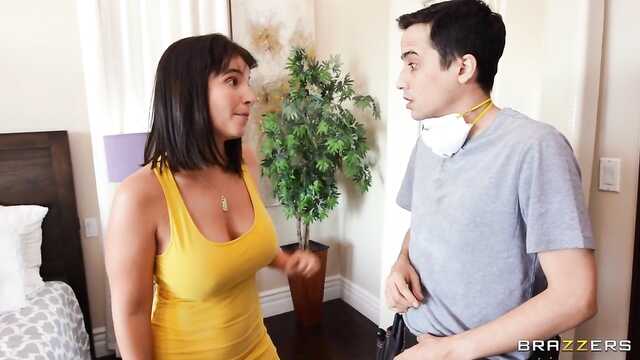 Стервозная баба вальила сиськи, домалап попкой арналған фаллосе