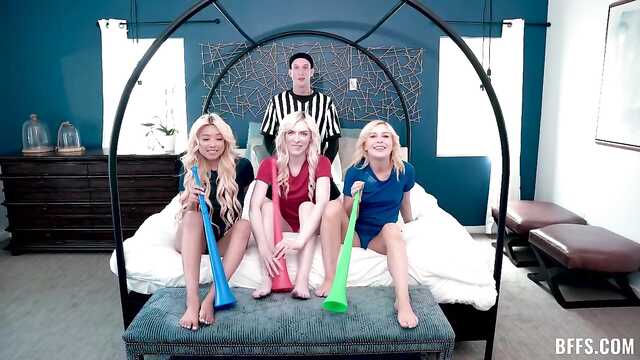 Тренер поднимает ялду над спортсменками.