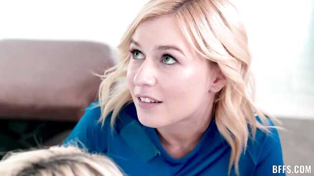 Тренер поднимает ялду над спортсменками.