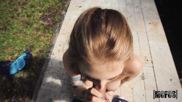 Невероятный трах для жопастой молодухи с незнакомцем.