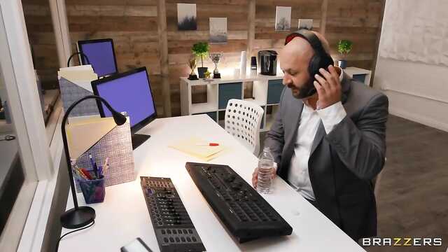 Лесби-секс во время телешоу: рабочий стол!