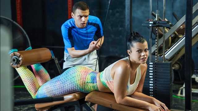 Zawodniczka ma zdrowe tzatzki i gruby fallus trenera w ustach