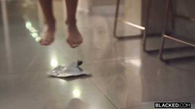 Latynoska czekają w domu dwóch Murzynów z masywnymi członkami