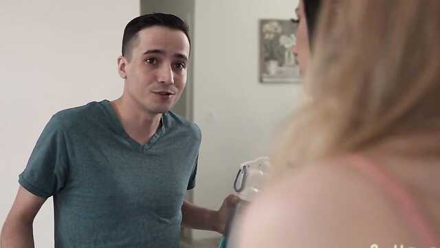 Petite amie a permis à la brune de baiser avec son petit ami