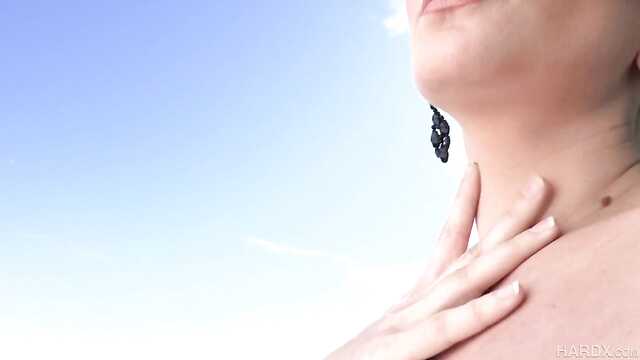 Только зрелая женщина умеет достичь удовлетворения.