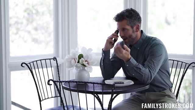 Девушка заставила мужика сдаться на диване.