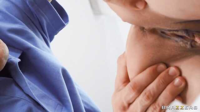 Заколдованное лицо: сказочная жопа и конча у студентки!