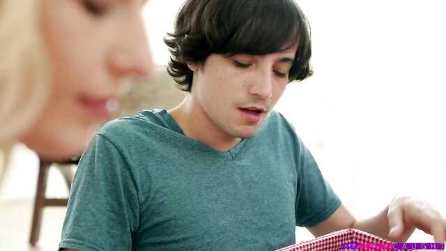 Белоснежка приманивает членом - она рада отдаться.