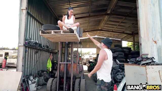 Брюнетка поддалась сочному члену на улице.