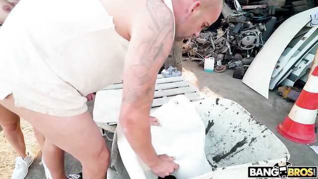 Брюнетка поддалась сочному члену на улице.