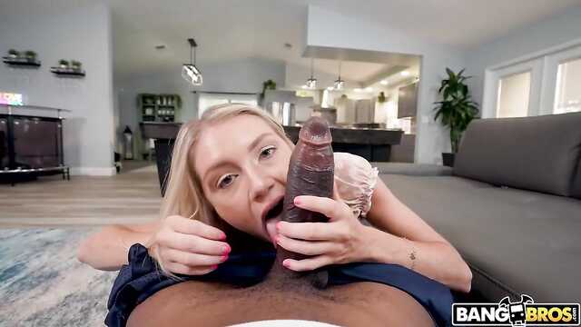 Белоснежка не спит, когда у соседа большой черный член.