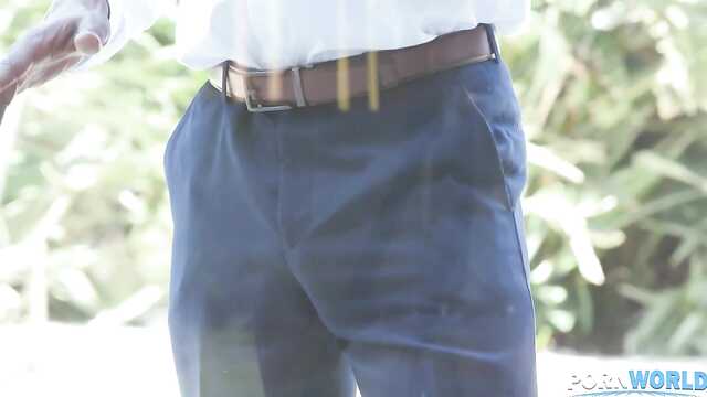 Kiedy dziewczyna jest samotna, musisz zerżnąć jej tyłek czarną śrubą