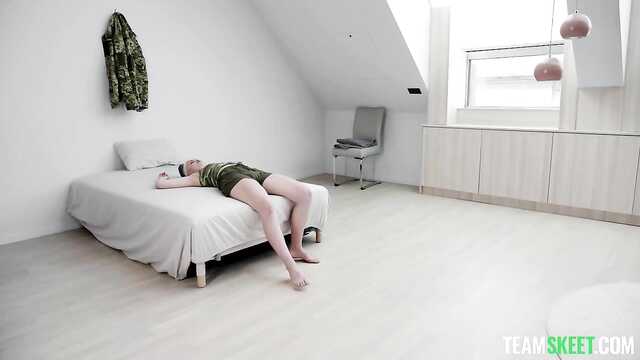 Армия: Соска слушает командира и сосет его член.