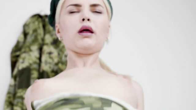 Армия: Соска слушает командира и сосет его член.