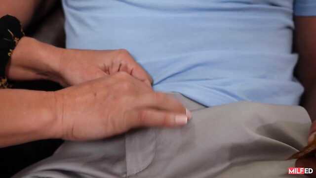 Неожиданно большой: Одевать презерватив.