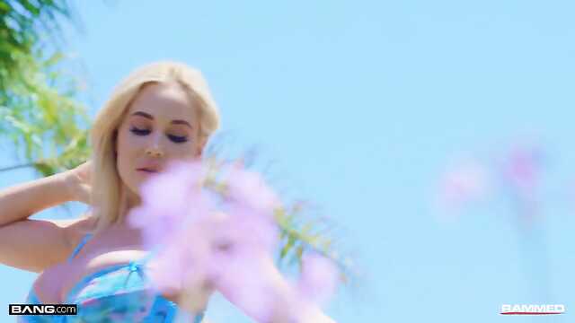 Busty blondynka w pończochach przy basenie! Mocny pion