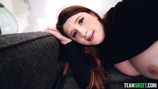 Włożyła pończochy i trzęsie dużymi cyckami konno!