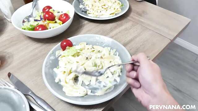 Ересек адам төсекте, ат үстінде жігітті ақырын зорлайды