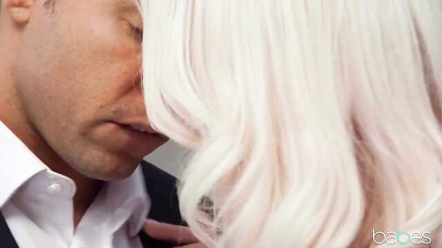 Белокурая горничная - идеальный подарок для члена.