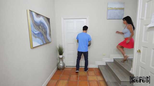 Заміжня сусідка сідлає татуйований член і палиться