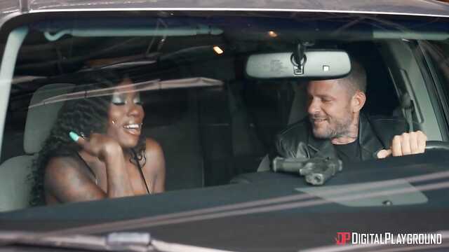 Złodziej pieprzy murzynkę w samochodzie, gdzie kupa pieniędzy