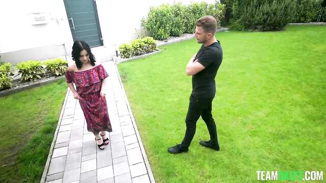 Greczynka tańczy taniec erotyczny na penisie chłopaka