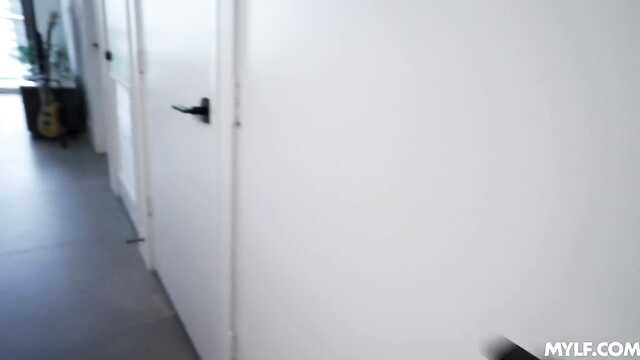 Busty żona znudziła się i wzywa kochankę na seks FFM