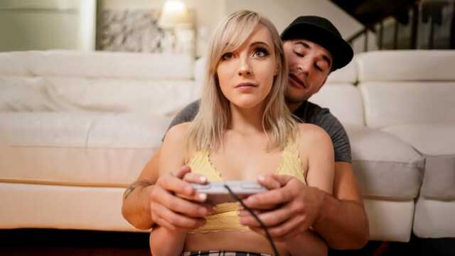 Elle a grimpé dans les sous-vêtements du joueur et a donné de la chaleur à son yalda